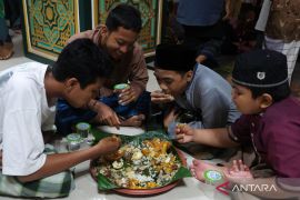 Tradisi Megibung saat bulan Ramadhan di Bali
