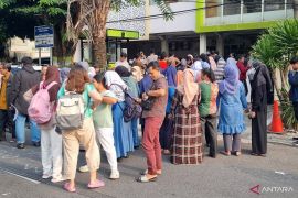 Pelajar berhamburan keluar gedung akibat gempa susulan di Surabaya