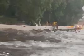 Tol menuju pintu masuk Bandara Soekarno-Hatta Tangerang terendam banjir