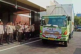 E Java Police send aid packages to Central Java's flood victims