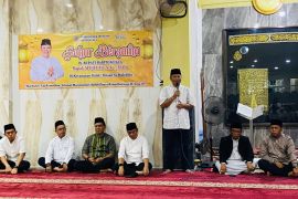 Pj Bupati sahur bersama warga di Masjid Al-Muhibbbin Kecamatan Alalak