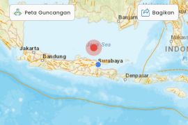 Warga Surabaya dan sekitarnya merasakan dampak gempa di Timur Laut Tuban