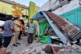 Lima bangunan di Surabaya roboh terdampak gempa