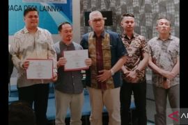 Kejari Bangka Tengah memberikan penghargaan kepada tiga kepala desa