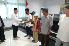 Yayasan As Syifa salurkan zakat kepada 399  penderita kusta di Ternate