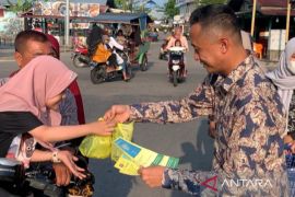 Imigrasi Selatpanjang sosialisasi paspor elektronik sambil berbagi takjil