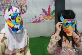Kreasi topeng anak-anak SLB Bangun Bangsa Surabaya