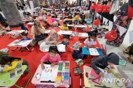 Merek tempat "mamin" plastik kembali gelar lomba mewarnai