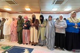 Umat Muslim lakukan aktivitas Ramadhan di musala bekas restoran sushi