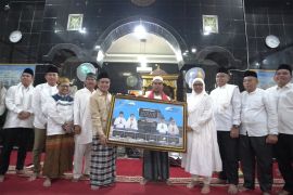 Wabup OI Safari Ramadhan bawa oleh-oleh beras  dan jam dinding digital