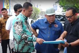 GALERI FOTO - Pj Gubri berburu jalan rusak di Pekanbaru