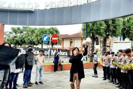 Aktivis "Praja"  demo soroti peredaran minuman beralkohol di Sumenep