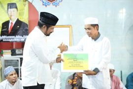 Pemkab HSU hibahkan ratusan juta untuk tempat ibadah