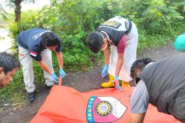 Polres Serang lakukan olah TKP penemuan mayat bersimbah darah tanpa identitas