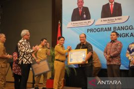 Wabup Asahan terima penghargaan terbaik I Sub bidang KB penyerapan anggaran tertinggi 2023