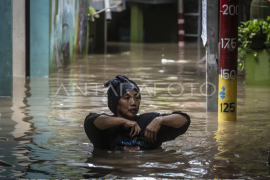 Banjir luapan Ciliwung di Kebon Pala Jakarta Page 1 Small