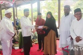 Pemkab Malteng-Baznas beri bantuan untuk warga kurang mampu dan penghulu masjid