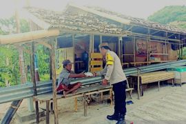 Bhabinkamtibmas bagikan takjil dan santuni anak yatim di Desa Olele