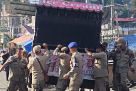 Pantai Bebas Parapat dibebaskan dari pedagang kaki lima