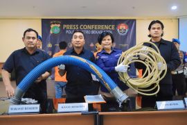 Polisi tetapkan tiga tersangka dalam kasus BBM campur air di SPBU