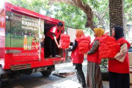 Ibu-ibu penggerak dapur komunitas bagikan ribuan paket berbuka puasa