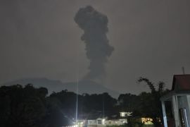 Gunung Marapi erupsi setinggi 1.500 meter di malam Ramadhan