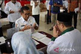 Pj Gubernur Kaltim salurkan zakat  melalui Baznas