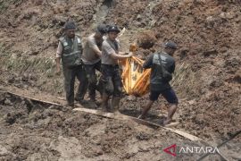 Tim SAR gabungan temukan satu jasad korban longsor Cipongkor di Sungai Citarum