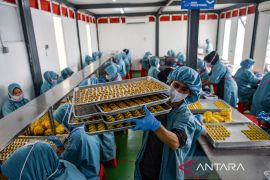 Produksi kue kering untuk Idul Fitri 1445 H