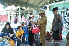 Pj Bupati HSU Langsung Turun Beri Bantuan korban kebakaran