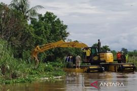 Pemkab HSU Turunkan Excavator Amphibi Bersihkan Aliran Sungai atasi banjir