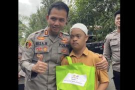 Kapolres Riza santuni sejumlah anak berkebutuhan khusus di Balangan