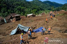Pencarian korban tertimbun longsor di Cipongkor