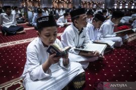 Makna surat Al-Kafirun disertai tulisan Arab, latin & artinya