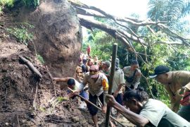 Polisi dan warga bersihkan material longsor di Manggarai Barat