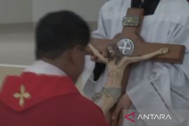 Umat Katolik di Belitung lakukan prosesi "Penghormatan Salib" peringati Jumat Agung