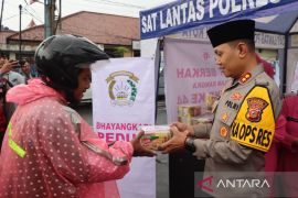 Polres Sukabumi Kota bersama Bhayangkari bagikan paket sembako kepada warga
