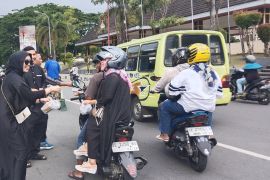 Komunitas perencana pernikahan Ambon berbagi paket takjil dan sembako