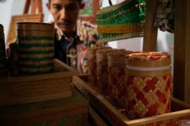 Kerajinan stoples anyaman bambu di Tulungagung