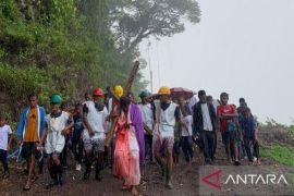 Rayakan Jumat Agung, Jemaat GPM Bebar Timur menyusuri hutan peragakan jalan salib