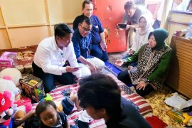 Mensos Risma kunjungi rumah korban kekerasan anak di Situbondo