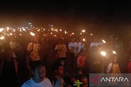 Jemaat GKI Kayu Batu Jayapura pawai obor fajar Paskah