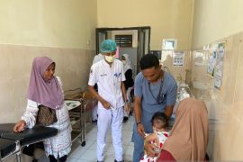 Bidokkes Polda Maluku tangani bayi terdampak gas air mata saat bentrok di Batumerah