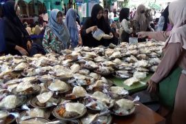 Bahu-membahu siapkan ribuan porsi bagi pemburu takjil