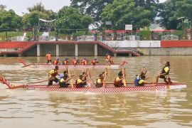 Lomba dayung perahu naga warnai peringatan Hari Air Sedunia