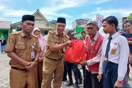 SMP Negeri 11 Kota Jambi bagikan 140 paket sembako ke dhuafa