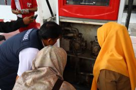 Polisi tera ulang dan uji sampel kadar BBM di Trenggalek