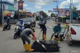 PUPR Tapin tambal jalan sambut pemudik saat Idul Fitri