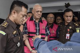 Penahanan tersangka kasus korupsi fasilitas dana bergulir BLU P3H Kementerian LHK