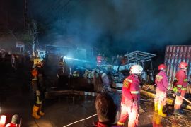 Petir sambar SPBU mini, dua toko di Pekanbaru ludes terbakar
